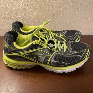 Men’s Brooks Avenna running shoes size 10